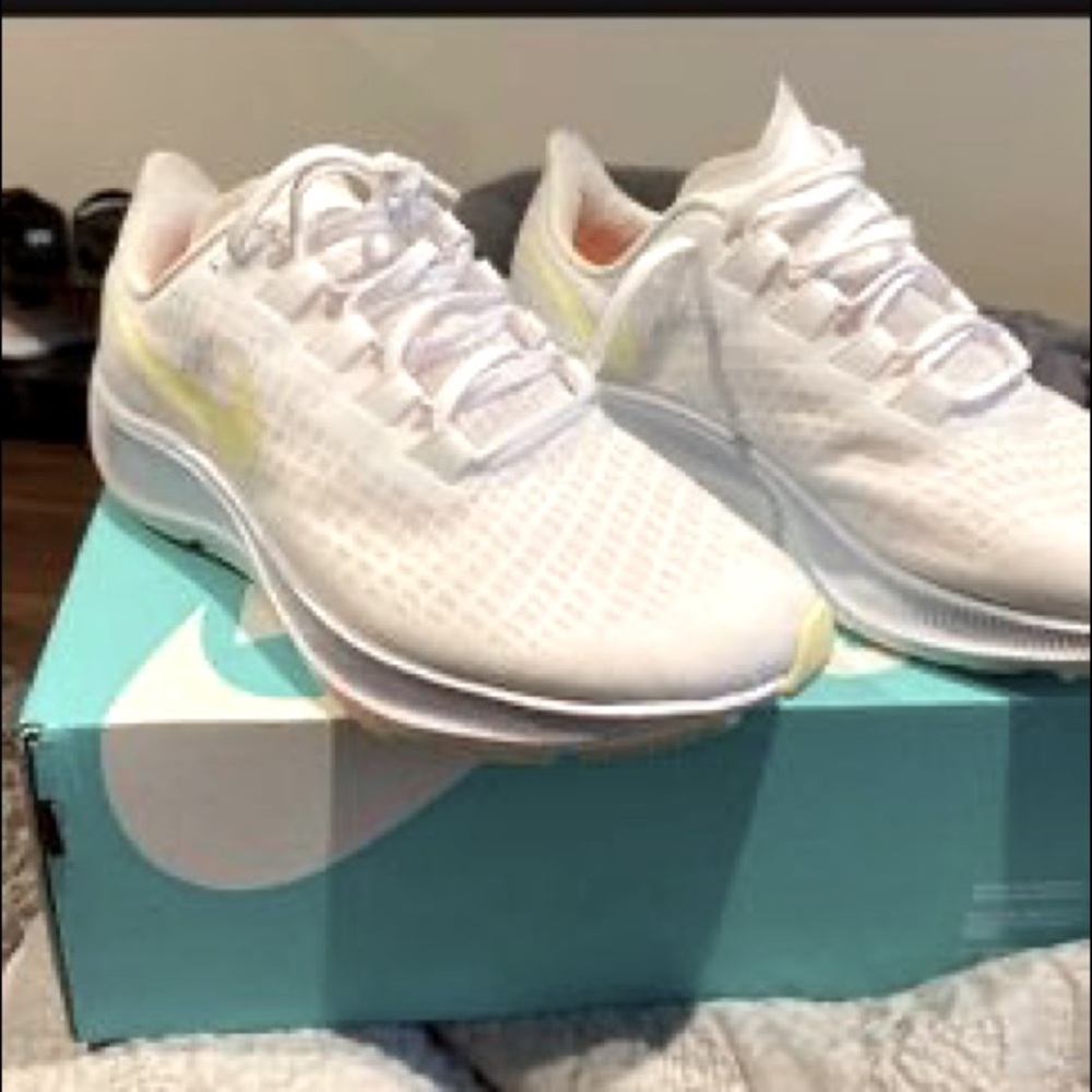 Womens Nike Pegasus 37 size 9.5 Running Shoe